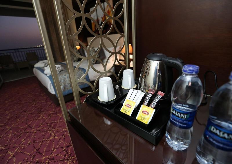 איסמעליה Tolip El Forsan Hotel מראה חיצוני תמונה Bottled water in a hotel room