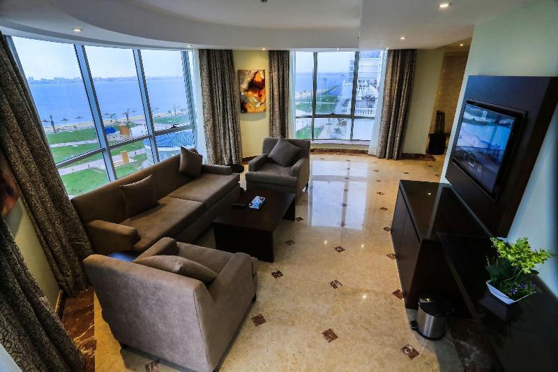 איסמעליה Tolip El Forsan Hotel מראה חיצוני תמונה A living room in a suite at the hotel